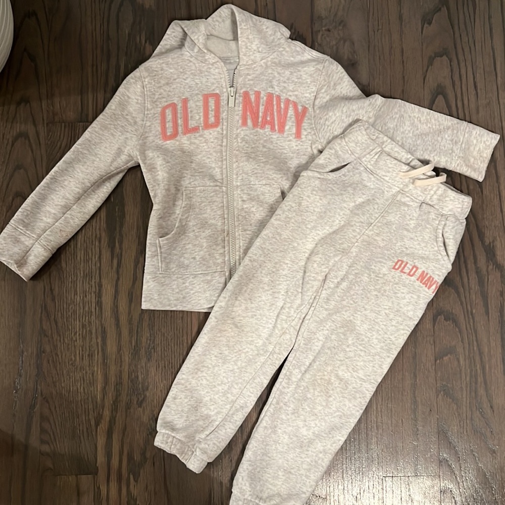 19 pcs variety of kids clothes.